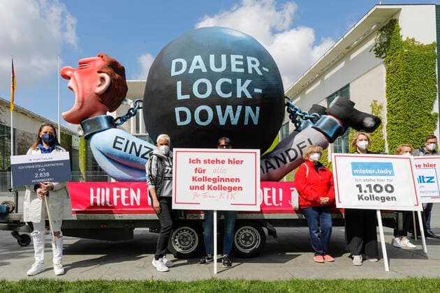 Bilder des Jahres 2021, News 05 Mai News Themen der Woche KW20 News Bilder des Tages Protest Einzelhandels vor dem Bundeskanzleramt Berlin, 19.05.2021 - Vertreter von Einzelhandelsketten wie S.Oliver, Thalia ,Kik, Galeria Karstadt Kaufhof sowie der Handelsverband Deutschland demonstrieren vor dem Kanzleramt gegen die geltenden Lockdown-Regelungen und die ihrer Meinung nach unzureichenden Corona-Hilfen der Bundesregierung. Berlin Berlin Deutschland *** Protest of retail trade in front of the Federal Chancellery Berlin, 19 05 2021 Representatives of retail chains such as S Oliver, Thalia ,Kik, Galeria Karstadt Kaufhof as well as the German Trade Association demonstrate in front of the Chancellors Office against the current lockdown regulations and the, in their opinion, insufficient Corona aid of the Federal Government Berli