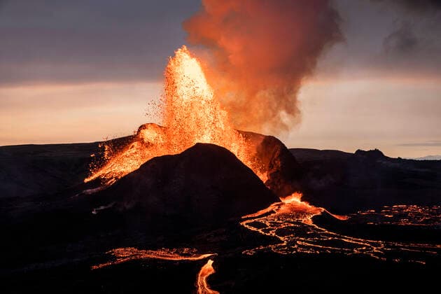 Bilder des Jahres 2021, News 05 Mai News Themen der Woche KW20 News Bilder des Tages Vulkanudbrud i Fagradalsfjall i Island fotograferet aftenen den 18. maj 2021. Vulkanen gik i udbred den 19. marts 2021 og har vaeret aktive lige siden.. , Denmark *** Volcanic eruption in Fagradalsfjall in Iceland photographed on the evening of 18 May 2021 The volcano spread on 19 March 2021 and has been active ever since, Denmark  Copyright: OlafurxSteinarxRyexGestsson OlafurxSteinarxGestssonx cop301 spdk20210519-121341-L