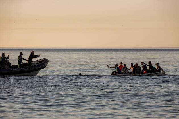 News Bilder des Tages Members of the Guardia Civil (L) go to the rescue of a small boat (R) packed with under-age migrants that left Morocco trying to reach El Tarajal beach at the Spanish city of Ceuta, located in northern Africa, 19 May 2021. Spain s Government considers that the massive arrival of some 8,000 irregular migrants to Ceuta from Morocco since 18 May is an assault on the border caused by the lack of control of the border by Morocco s Governmet and not a migratory crisis. Situation in the Spanish city of Ceuta !ACHTUNG: NUR REDAKTIONELLE NUTZUNG!  Copyright: xBraisxLorenzox GRAF1037 20210519-637570254383778896