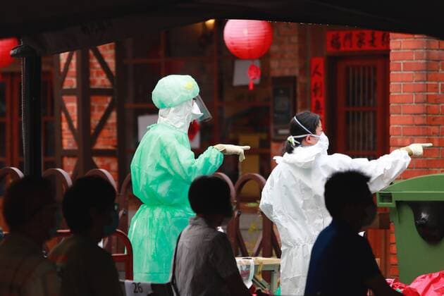 Taiwan Raises Nationwide Alert As Domestic Cases Increase Medical workers triage citizens at rapid Covid testing center in Wanhua District, one of the infected areas in Taipei, as the government has raised the Covid alert to level 3 across the country, following a surge of domestic cases across the island, in Taipei, Taiwan, 19 May 221. Taiwan on Wednesday registered 267 domestic cases, in which some were transmitted at five hospitals. Non essential businesses, schools and many other sectors have been closed for curbing the spread of the coronavirus in communities Taipei City Taipei Taiwan ceng-taiwanra210519_npi2Z  Copyright: xCengxShouxYix