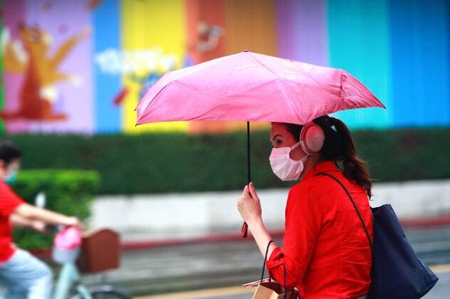 Taiwan Raises Nationwide Alert As Domestic Cases Increase A lady wearing a face mask is seen in Taipei; as the government has raised the Covid alert to level 3 across the country, following a surge of domestic cases across the island, in Taipei, Taiwan, 19 May 221. Taiwan on Wednesday registered 267 domestic cases, in which some were transmitted at five hospitals. Non essential businesses, schools and many other sectors have been closed for curbing the spread of the coronavirus in communities Taipei City Taipei Taiwan ceng-taiwanra210519_npqcQ  Copyright: xCengxShouxYix