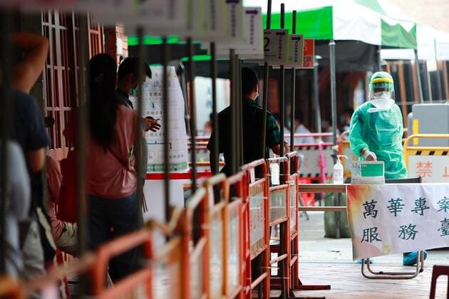 Taiwan Raises Nationwide Alert As Domestic Cases Increase People line up at a rapid Covid testing center in Wanhua District, one of the infected areas in Taipei, as the government has raised the Covid alert to level 3 across the country, following a surge of domestic cases across the island, in Taipei, Taiwan, 19 May 221. Taiwan on Wednesday registered 267 domestic cases, in which some were transmitted at five hospitals. Non essential businesses, schools and many other sectors have been closed for curbing the spread of the coronavirus in communities Taipei City Taipei Taiwan ceng-taiwanra210519_npEhw  Copyright: xCengxShouxYix