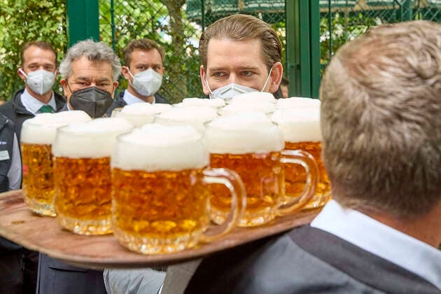 Bilder des Jahres 2021, News 05 Mai News Themen der Woche KW20 News Bilder des Tages - Wien 19.05.2021 - Coronavirus Krise - Nach dem 4. harten Lockdown öffnen in ganz Österreich ab heute auch wieder die Gastronomie, den Tourismus und die Kultur. Wer geimpft, genesen oder getestet ist darf wieder ins Gasthaus oder zu kulturellen Veranstaltungen. PHOTO: Im Schweizerhaus trafen u.a. Bundeskanzler Sebastian Kurz (ÖVP), Vizekanzler Werner Kogler (L GRÜNE), zusammen um die Öffnung der Gastronomie zu feiern, Bier gab es aber nur als Dekoration beim Gruppenfoto Vienna (Austria) Coronavirus criisis - After the 4th hard lockdown, gastronomy, tourism and culture will open again throughout Austria from today. Those who have been vaccinated, recovered or tested are allowed to go back to the inn or to cultural events. PHOTO:Membe 