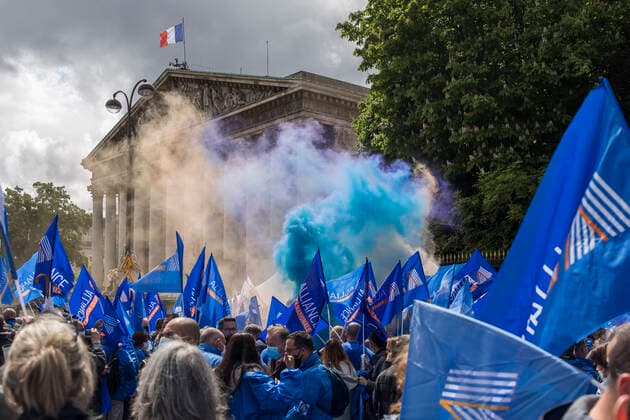 Bilder des Jahres 2021, News 05 Mai News Themen der Woche KW20 News Bilder des Tages Paris, France May 19, 2021 - Gathering of police officers at the call of the unions near the National Assembly to express their anger following the numerous attacks they have been victims of in recent months. On April 23, a police officer was murdered in Rambouillet. More recently, at the beginning of May, police officer Eric Masson was killed during an anti-drug operation in Avignon NEWS, MANIFESTATION DE POLICIERS, RASSEMBLEMENT, COLERE, POLICE, COLERE, SOCIETE, SYNDICAT DE POLICE,  Copyright: xVincentxIsorex
