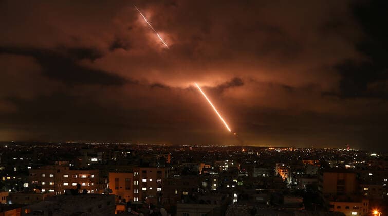 Bilder des Jahres 2021, News 05 Mai News Themen der Woche KW20 May 19, 2021, Gaza, Gaza Strip, Palestinian Territory: Israel s Iron Dome anti-missile system intercept rockets launched from the Gaza Strip towards Israel, as seen from Gaza strip, on May 19, 2021. Deafening air strikes and rocket fire once more shook Gaza overnight and early Wednesday amid an international diplomatic push to broker a ceasefire after more than a week of bloodshed Gaza Palestinian Territory - ZUMAap3_ 20210519_zaf_ap3_165 Copyright: xBasharxTalebx