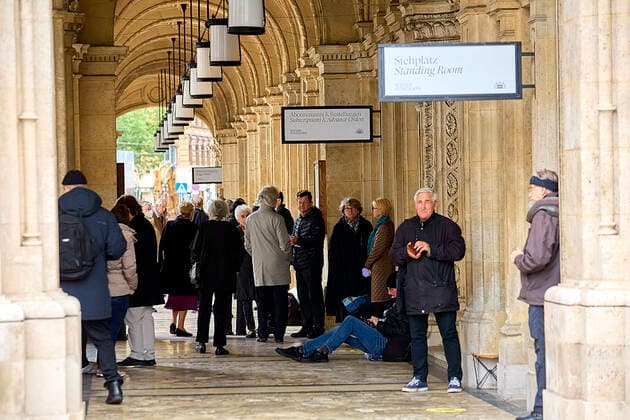 - Wien 19.05.2021 - Coronavirus Krise - Nach dem 4. harten Lockdown öffnen in ganz Österreich ab heute auch wieder die Kulturbetriebe. Wer geimpft, genesen oder getestet ist darf auch wieder zu kulturellen Veranstaltungen. Zur Wiedereröffnung der Oper kamen am späten Nachmittag einige Regierungsmitglieder die sich u.a. mit einigen Künstlern der heutigen Faust Vorstellung trafen. PHOTO: Vor der Stehplatzkasse der Oper gab es eine lange Schlange derer die unbedingt einen Stehplatz in der heutigen, ersten Aufführung nach dem Lockdown, ergattern wollten. Aufgeführt wurde Goethe s Faust. Vienna (Austria) - Coronavirus crisis - After the 4th hard lockdown, the cultural institutions throughout Austria will open again from today. Those w 