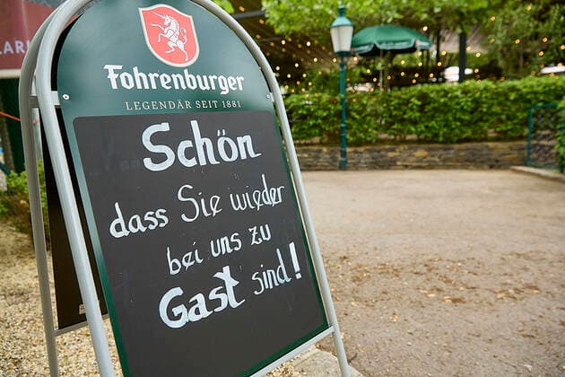 - Wien 19.05.2021 - Coronavirus Krise - Nach dem 4. harten Lockdown öffnen in ganz Österreich ab heute auch wieder die Gastronomie, den Tourismus und die Kultur. Wer geimpft, genesen oder getestet ist darf wieder ins Gasthaus oder zu kulturellen Veranstaltungen. PHOTO: Schild vor einem Gastgarten im Prater auf dem man lesen kann: Schön dass Sie wieder bei uns zu Gast sind. Vienna, Austria - Coronavirus Crisis - After the 4th hard lockdown, gastronomy, tourism and culture will open again throughout Austria from today. Those who have been vaccinated, recovered or tested are allowed to go back to the inn or to cultural events. Österreich öffnet Gastronomie Kultur Tourismus