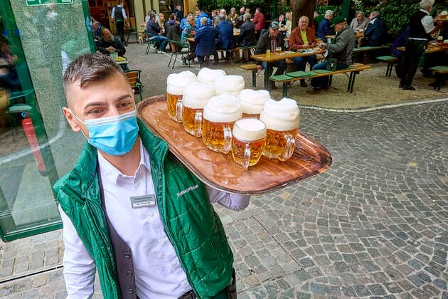 - Wien 19.05.2021 - Coronavirus Krise - Nach dem 4. harten Lockdown öffnen in ganz Österreich ab heute auch wieder die Gastronomie, den Tourismus und die Kultur. Wer geimpft, genesen oder getestet ist darf wieder ins Gasthaus oder zu kulturellen Veranstaltungen. PHOTO: Auch im Schweizerhaus wurde mit dem einen oder anderen Bier auf das Wiedereröffnen der Gastronomie angestossen. Vienna, Austria - Coronavirus Crisis - After the 4th hard lockdown, gastronomy, tourism and culture will open again throughout Austria from today. Those who have been vaccinated, recovered or tested are allowed to go back to the inn or to cultural events. Österreich öffnet Gastronomie Kultur Tourismus