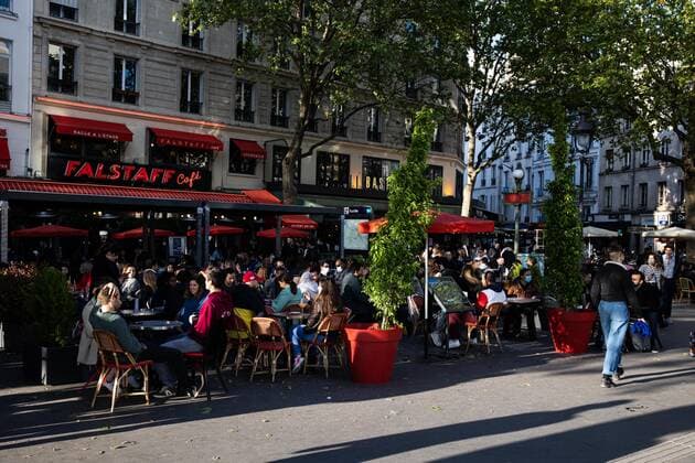 Paris, France, May 19, 2021 - View of a bar at Bastille, as restaurant and bar terraces re-open at 50-percent capacity for groups of up to six while the curfew will be pushed back from 7 to 9:00 pm, as part of an easing of the nationwide lockdown due to the Covid-19 pandemic. Patrons have made their way back to cafes and prepared long-awaited visits to cinemas and museums as France loosened restrictions in a return to semi-normality after over six months of Covid-19 curbs. Cafes and restaurants with terraces or rooftop gardens can now offer outdoor dining, under the second phase of a lockdown-lifting plan that should culminate in a full reopening of the economy on June 30.  Copyright: xAlexisxSciardx