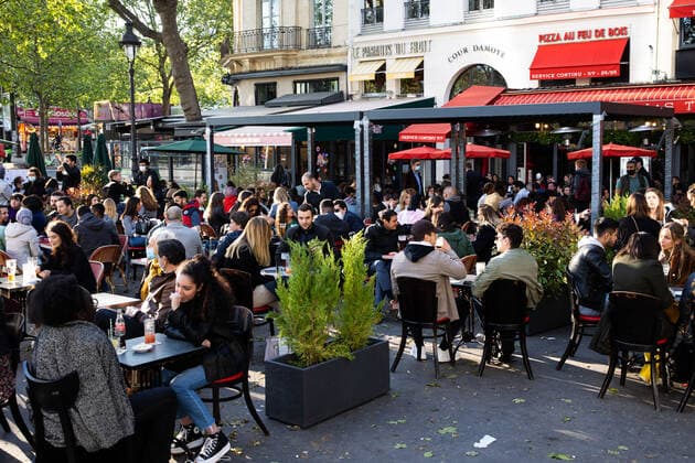 Paris, France, May 19, 2021 - View of a bar at Bastille, as restaurant and bar terraces re-open at 50-percent capacity for groups of up to six while the curfew will be pushed back from 7 to 9:00 pm, as part of an easing of the nationwide lockdown due to the Covid-19 pandemic. Patrons have made their way back to cafes and prepared long-awaited visits to cinemas and museums as France loosened restrictions in a return to semi-normality after over six months of Covid-19 curbs. Cafes and restaurants with terraces or rooftop gardens can now offer outdoor dining, under the second phase of a lockdown-lifting plan that should culminate in a full reopening of the economy on June 30.  Copyright: xAlexisxSciardx