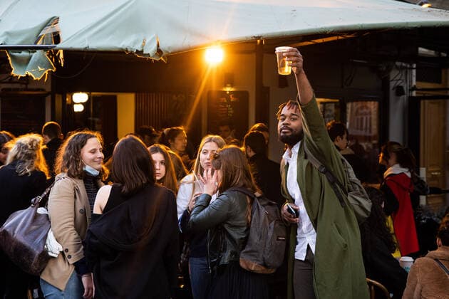 Paris, France, May 19, 2021 - View of a bar near Bastille, as restaurant and bar terraces re-open at 50-percent capacity for groups of up to six while the curfew will be pushed back from 7 to 9:00 pm, as part of an easing of the nationwide lockdown due to the Covid-19 pandemic. Patrons have made their way back to cafes and prepared long-awaited visits to cinemas and museums as France loosened restrictions in a return to semi-normality after over six months of Covid-19 curbs. Cafes and restaurants with terraces or rooftop gardens can now offer outdoor dining, under the second phase of a lockdown-lifting plan that should culminate in a full reopening of the economy on June 30.  Copyright: xAlexisxSciardx
