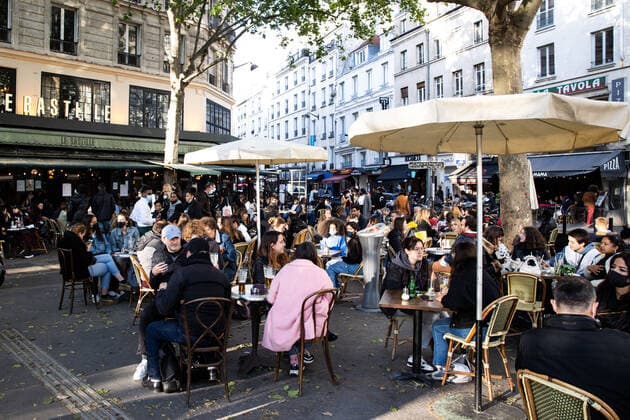 Paris, France, May 19, 2021 - View of a bar at Bastille, as restaurant and bar terraces re-open at 50-percent capacity for groups of up to six while the curfew will be pushed back from 7 to 9:00 pm, as part of an easing of the nationwide lockdown due to the Covid-19 pandemic. Patrons have made their way back to cafes and prepared long-awaited visits to cinemas and museums as France loosened restrictions in a return to semi-normality after over six months of Covid-19 curbs. Cafes and restaurants with terraces or rooftop gardens can now offer outdoor dining, under the second phase of a lockdown-lifting plan that should culminate in a full reopening of the economy on June 30.  Copyright: xAlexisxSciardx