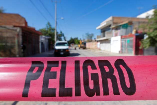 Bilder des Jahres 2021, News 05 Mai News Themen der Woche KW20 News Bilder des Tages Authorities work at the property where a clandestine grave was found and at least 11 bodies were found, in the municipality of Tonala, Jalisco state, Mexico, on 19 May 2021. A new grave with 70 bags with human remains inside relives the pain of the disappeared in the state of Jalisco, an entity with the largest number of people not located and bodies found exhumed in Mexico. EFE Francisco Guasco New grave relives the horror of the disappeared in western Mexico !ACHTUNG: NUR REDAKTIONELLE NUTZUNG!  Copyright: xFranciscoxGuascox MEX2284 20210520-637570756251077936