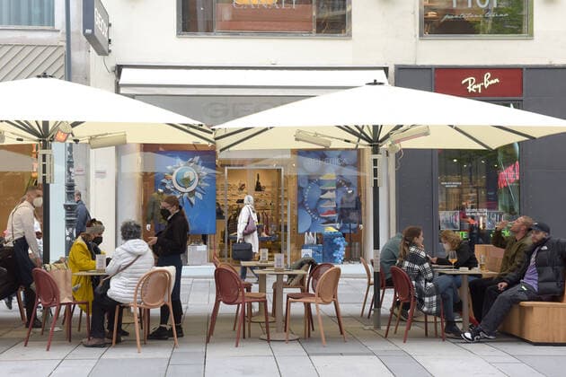 (210520) -- VIENNA, May 20, 2021 -- People are seen at a cafe terrace in Vienna, Austria, May 19, 2021. Austria resumed restaurants and bars after the outbreak in this country eased. People who enter the restaurant or bar need one of a negative COVID test, proof of vaccination, or proof of a past COVID infection ) AUSTRIA-VIENNA-RESTAURANT-RESUMED GuoxChen 