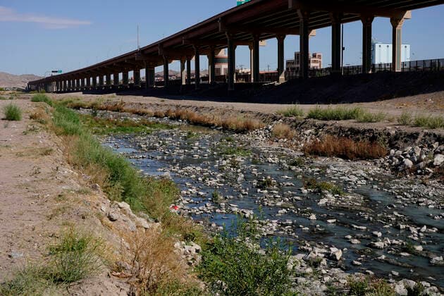 Mex: Migrants Crossing From Mexico To USA Migrant crossing area is seen along Rio Bravo on May 19,2021 in Ciudad Juarez Mexico.According to unofficial estimates approximately 200,000 migrants have crossed into the United States along the southern border since February 2021. Ciudad Juarez Chihuahua Mexico lamparski-mexmigra210519_npbyt  Copyright: xJohnxLamparskix