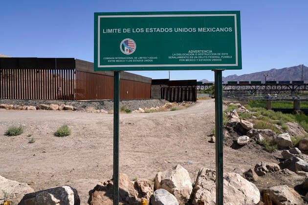 Mex: Migrants Crossing From Mexico To USA A sign stands at the Mexican border along Rio Bravo on May 19,2021 in Ciudad Juarez Mexico.According to unofficial estimates approximately 200,000 migrants have crossed into the United States along the southern border since February 2021. Ciudad Juarez Chihuahua Mexico lamparski-mexmigra210519_np8k5  Copyright: xJohnxLamparskix