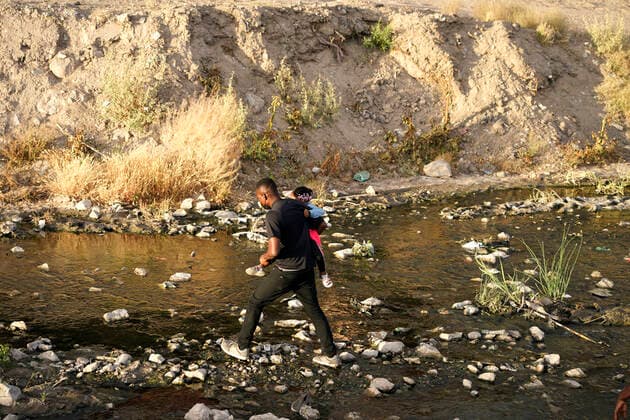 Mex: Migrants Crossing From Mexico To USA Migrants cross into the US from Mexico along Rio Bravo on May 19,2021 in Ciudad Juarez Mexico.According to unofficial estimates approximately 200,000 migrants have crossed into the United States along the southern border since February 2021. Ciudad Juarez Chihuahua Mexico lamparski-mexmigra210519_npsHe  Copyright: xJohnxLamparskix