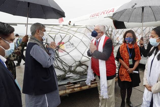 Director of the Spanish Agency for International Development Cooperation (AECID), Magdy Esteban Martínez (3R), hands in donated health material to Nepalese Health Minister, Hridayes Tripathi (2L), at the airport in Kathmandu, Nepal, 20 May 2021. Spanish Foreign Office has organized a trip for Spanish and other European climbers in Nepal that will be returning to Spain next 21 May 2021 after taking to the area health material to fight the coronavirus. Spanish Foreign Office organizes the return of Spanish and other European climbers !ACHTUNG: NUR REDAKTIONELLE NUTZUNG!  Copyright: xMariscalx GRAF1710 20210520-637570993929195224