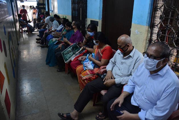 MUMBAI, INDIA ? MAY 19: Senior citizens wait in queue for Covid inoculation at TMC s C.R. Wadia Hospital as vaccination resumed after four days in Thane, on May 19, 2021 in Mumbai, India. (Photo by Praful Gangurde Hindustan Times ) COVID-19 Vaccination Drive
