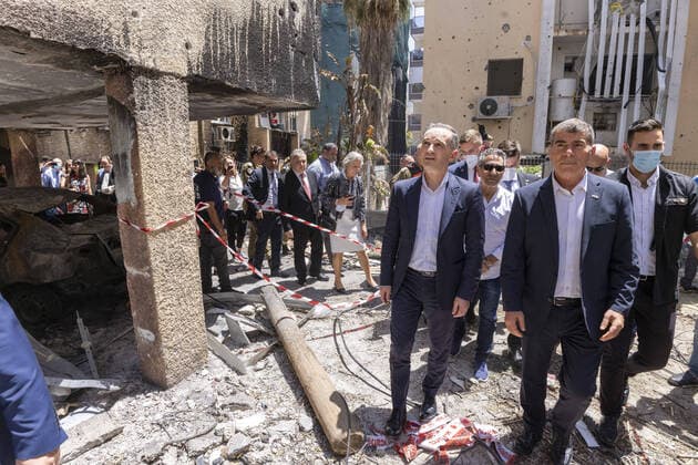 Bilder des Jahres 2021, News 05 Mai News Themen der Woche KW20 News Bilder des Tages Heiko Maas, SPD, Bundesaussenminister, reist nach Israel und in die Palaestinensischen Gebiete. BM Maas besichtigt, zusammen mit dem Aussenminister von Israel, Gabi Ashkenazi und dem Kommandeur der Bevoelkerungsschutzeinheit der Israelischen Streitkraefte, Generalmajor Ori Gordin, ein von einer aus dem Gaza-Streifen abgefeuerte Rakete getroffenes Haus in Petah Tikwa Israel, 20.05.2021 Petah Tikwa Israel *** Heiko Maas, SPD, German Foreign Minister, travels to Israel and the Palestinian Territories BM Maas visits, together with the Foreign Minister of Israel, Gabi Ashkenazi and the Commander of the Israel Defense Forces Population Protection Unit, Major General Ori Gordin, a house hit by a rocket fired from the Gaza Strip in Petah Tikva Copyright: xThomasxImo photothek.netx