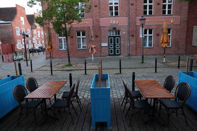 Stühle und Tische stehen vor dem Restaurant und Cafe La Maison du Chocolat im Holländischen Viertel während des Lockdowns zur Eindämmung der Coronavirus-Pandemie in Potsdam, 19. Mai 2021. Aufgrund stabiler Inzidenz unter 100 darf die Außengastronomie übermorgen öffnen. Coronavirus: Außengastronomie öffnet in Potsdam