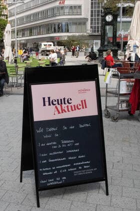 Niedersachsen, Hannover, City, Hannover öffnet wieder. Die Insidenz ist unter 100. Es kann wieder ohne Termin eingekauft werden und die Restaurants machen die Aussenbereiche auf.