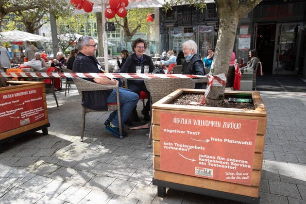 Niedersachsen, Hannover, City, Hannover öffnet wieder. Die Insidenz ist unter 100. Es kann wieder ohne Termin eingekauft werden und die Restaurants machen die Aussenbereiche auf. Heiko, Jana und Isolde Voigt aus Pattensen sitzen im Extrablatt an der Grupenstraße ,
