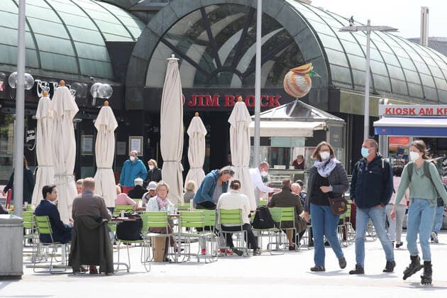 Niedersachsen, Hannover, City, Hannover öffnet wieder. Die Insidenz ist unter 100. Es kann wieder ohne Termin eingekauft werden und die Restaurants machen die Aussenbereiche auf.