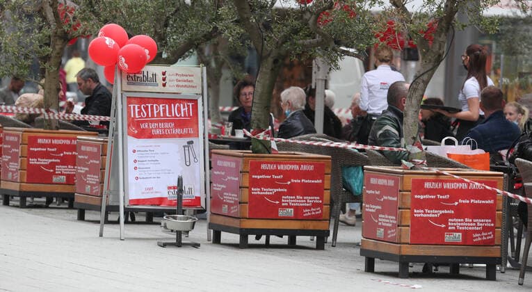 Niedersachsen, Hannover, City, Hannover öffnet wieder. Die Insidenz ist unter 100. Es kann wieder ohne Termin eingekauft werden und die Restaurants machen die Aussenbereiche auf.