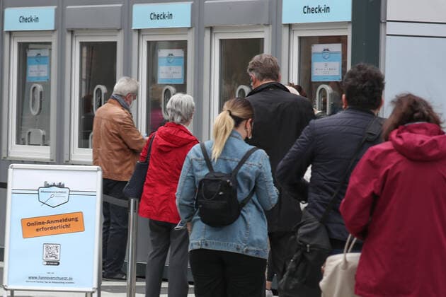Niedersachsen, Hannover, City, Hannover öffnet wieder. Die Insidenz ist unter 100. Es kann wieder ohne Termin eingekauft werden und die Restaurants machen die Aussenbereiche auf. Schlangen vor Corona Testzentrum,