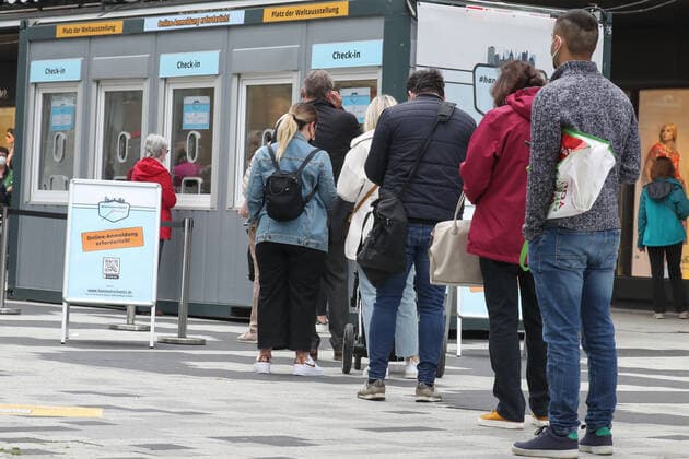 Niedersachsen, Hannover, City, Hannover öffnet wieder. Die Insidenz ist unter 100. Es kann wieder ohne Termin eingekauft werden und die Restaurants machen die Aussenbereiche auf. Schlangen vor Corona Testzentrum,