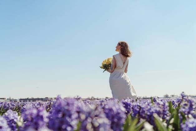 Full length portrait of woman standing on hyacinth fields Amsterdam, NH, Netherlands CR_DIRA210520-750206-01 ,model released, Symbolfoto