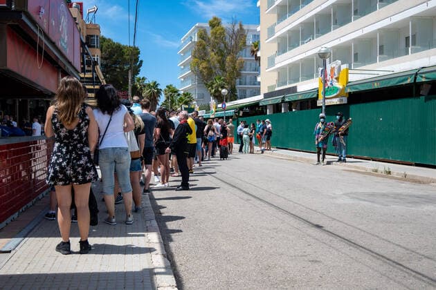 20210520 Bierkönig Softopening PALMA, SPAIN - MAY 20 2021 : Besucher warten vor dem Bierkönig at - Bierkönig Softopening on May 20, 2021 in Palma, . Palma Baleares Spain