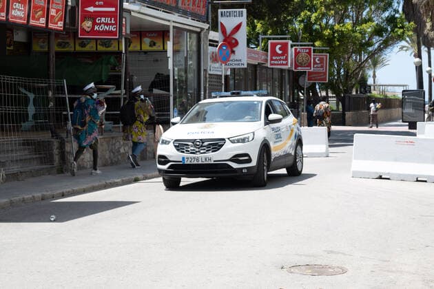 20210520 Bierkönig Softopening PALMA, SPAIN - MAY 20 2021 : Polizei vor dem Bierkönig at - Bierkönig Softopening on May 20, 2021 in Palma, . Palma Baleares Spain