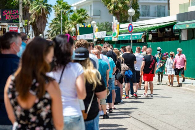 20210520 Bierkönig Softopening PALMA, SPAIN - MAY 20 2021 : Besucher warten vor dem Bierkönig at - Bierkönig Softopening on May 20, 2021 in Palma, . Palma Baleares Spain