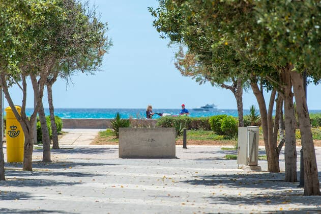 20210520 Bierkönig Softopening PALMA, SPAIN - MAY 20 2021 : Blick auf das Meer an der Playa de Palma at - Bierkönig Softopening on May 20, 2021 in Palma, . Palma Baleares Spain