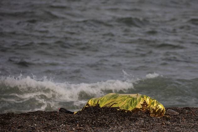 Bilder des Jahres 2021, News 05 Mai News Themen der Woche KW20 News Bilder des Tages A dead body is founded by Spanish Guardia Civil in Tarajal beach in Ceuta, Spanish enclave in northern Africa, 20 May 2021. The current situation in border area in Ceuta is quiet after night riots between Moroccan anti-riots forces and migrants several km off border crossing of Tarajal beach. Follow-up of situation in Ceuta after migration issue with Morocco !ACHTUNG: NUR REDAKTIONELLE NUTZUNG!  Copyright: xBRAISxLORENZOx GRAF2510 20210520-637571378265296946