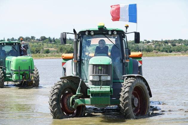 Bilder des Jahres 2021, News 05 Mai News Themen der Woche KW20 News Bilder des Tages Frankreich, Marine Le Pen und Jean Paul Girraud beuchen Saint Gilles marine le pen conduit un tracteur NEWS : Marine Le Pen soutien J P Garraud - Saint Gilles- 20 05 2021 STEPHANIEGOUIRAN PANORAMIC 