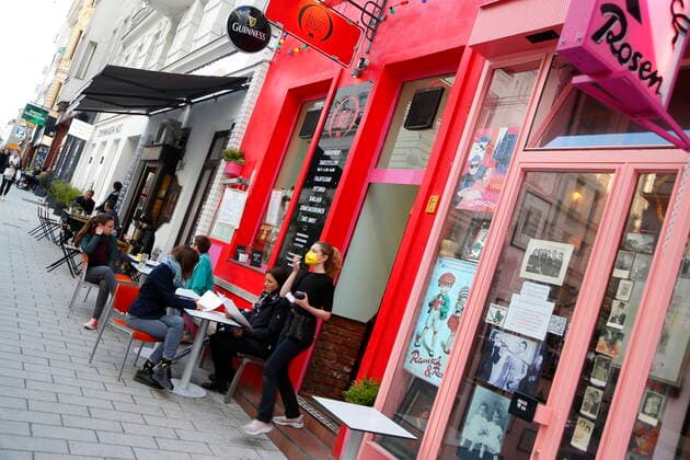 Corona - Pandemie: Wien öffnet Gastronomie Coronakrise: Wien öffnet Lokale Wien, Mariahilf, 20.05.2021 Gastgarten, Gastgärten, Schanigarten, Schanigärten, Besucher, Gäste, Restaurants, Bars, Öffnung Corona-Pandemie, Corona, Corona-Virus, CoV 2, Covid 19, Sars, Virus, Virusinfektion, Pandemie, CoronakriseKrise, Viruserkrankung, Coronavirus, SARS-CoV-2 Cafe Kaffeehaus Orient FFP - Maske, FFP2 - Maske, Mund - Nasenschutzmasken, Atemschutzmaske, Atemmaske, Gesichtsmaske, Mund-Nasen-Masken, Schutzmaske, MNS, Mund-Nasen-Schutz, Einwegmasken, Einwegmaske, Papiermasken, Corona-Mundschutz Kellner mit FTP2 Maske Wien Austria