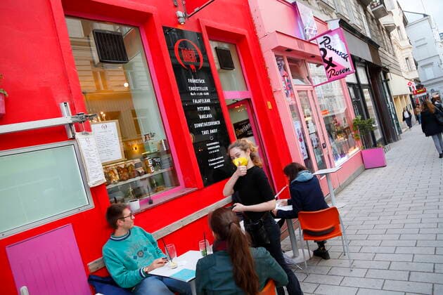 Corona - Pandemie: Wien öffnet Gastronomie Coronakrise: Wien öffnet Lokale Wien, Mariahilf, 20.05.2021 Gastgarten, Gastgärten, Schanigarten, Schanigärten, Besucher, Gäste, Restaurants, Bars, Öffnung Corona-Pandemie, Corona, Corona-Virus, CoV 2, Covid 19, Sars, Virus, Virusinfektion, Pandemie, CoronakriseKrise, Viruserkrankung, Coronavirus, SARS-CoV-2 Kellnerin freudige Cafe Kaffeehaus Orient FFP - Maske, FFP2 - Maske, Mund - Nasenschutzmasken, Atemschutzmaske, Atemmaske, Gesichtsmaske, Mund-Nasen-Masken, Schutzmaske, MNS, Mund-Nasen-Schutz, Einwegmasken, Einwegmaske, Papiermasken, Corona-Mundschutz Kellner mit FTP2 Maske Wien Austria