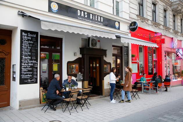 Corona - Pandemie: Wien öffnet Gastronomie Coronakrise: Wien öffnet Lokale Wien, Mariahilf, 20.05.2021 Gastgarten, Gastgärten, Schanigarten, Schanigärten, Besucher, Gäste, Restaurants, Bars, Öffnung Corona-Pandemie, Corona, Corona-Virus, CoV 2, Covid 19, Sars, Virus, Virusinfektion, Pandemie, CoronakriseKrise, Viruserkrankung, Coronavirus, SARS-CoV-2 Das Biero Cafe Kaffeehaus Orient Wien Austria