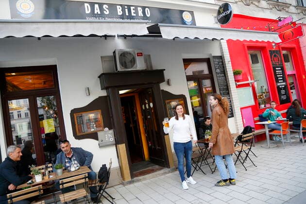 Corona - Pandemie: Wien öffnet Gastronomie Coronakrise: Wien öffnet Lokale Wien, Mariahilf, 20.05.2021 Gastgarten, Gastgärten, Schanigarten, Schanigärten, Besucher, Gäste, Restaurants, Bars, Öffnung Corona-Pandemie, Corona, Corona-Virus, CoV 2, Covid 19, Sars, Virus, Virusinfektion, Pandemie, CoronakriseKrise, Viruserkrankung, Coronavirus, SARS-CoV-2 Das Biero Cafe Kaffeehaus Orient Wien Austria