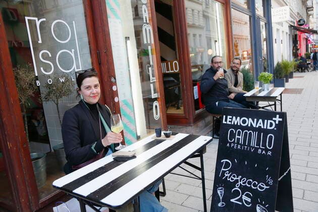 News Bilder des Tages Corona - Pandemie: Wien öffnet Gastronomie Coronakrise: Wien öffnet Lokale Wien, Mariahilf, 20.05.2021 Gastgarten, Gastgärten, Schanigarten, Schanigärten, Besucher, Gäste, Restaurants, Bars, Öffnung Corona-Pandemie, Corona, Corona-Virus, CoV 2, Covid 19, Sars, Virus, Virusinfektion, Pandemie, CoronakriseKrise, Viruserkrankung, Coronavirus, SARS-CoV-2 Bar Camillo Wien Austria