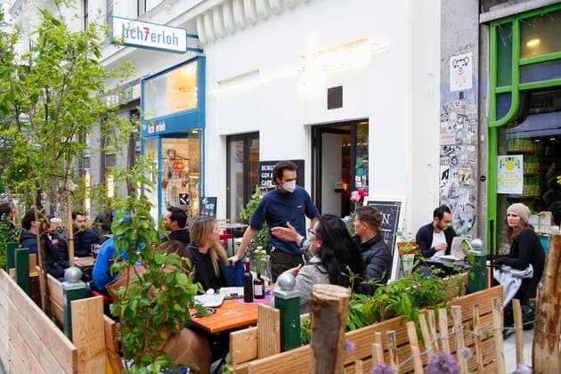 Corona - Pandemie: Wien öffnet Gastronomie Coronakrise: Wien öffnet Lokale Wien, Mariahilf, 20.05.2021 Gastgarten, Gastgärten, Schanigarten, Schanigärten, Besucher, Gäste, Restaurants, Bars, Öffnung Corona-Pandemie, Corona, Corona-Virus, CoV 2, Covid 19, Sars, Virus, Virusinfektion, Pandemie, CoronakriseKrise, Viruserkrankung, Coronavirus, SARS-CoV-2 Restaurant Lichterloh Wien Austria