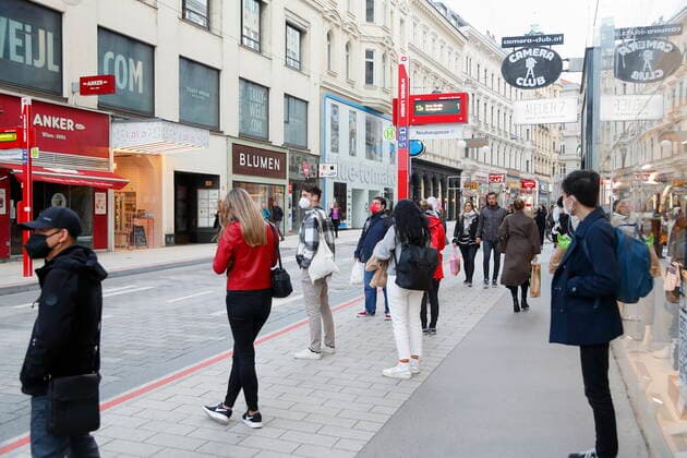 Corona - Pandemie: Wien öffnet Gastronomie Coronakrise: Wien öffnet Lokale Wien, Mariahilf, 20.05.2021 Gastgarten, Gastgärten, Schanigarten, Schanigärten, Besucher, Gäste, Restaurants, Bars, Öffnung Corona-Pandemie, Corona, Corona-Virus, CoV 2, Covid 19, Sars, Virus, Virusinfektion, Pandemie, CoronakriseKrise, Viruserkrankung, Coronavirus, SARS-CoV-2 Busstation Neubaugasse, Passanten FFP - Maske, FFP2 - Maske, Mund - Nasenschutzmasken, Atemschutzmaske, Atemmaske, Gesichtsmaske, Mund-Nasen-Masken, Schutzmaske, MNS, Mund-Nasen-Schutz, Einwegmasken, Einwegmaske, Papiermasken, Corona-Mundschutz Wien Austria