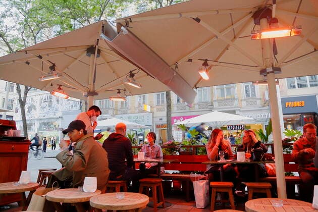 Corona - Pandemie: Wien öffnet Gastronomie Coronakrise: Wien öffnet Lokale Wien, Mariahilf, 20.05.2021 Gastgarten, Gastgärten, Schanigarten, Schanigärten, Besucher, Gäste, Restaurants, Bars, Öffnung Corona-Pandemie, Corona, Corona-Virus, CoV 2, Covid 19, Sars, Virus, Virusinfektion, Pandemie, CoronakriseKrise, Viruserkrankung, Coronavirus, SARS-CoV-2 beheizter Gastgarten auf der Mariahilferstraße Wien Austria