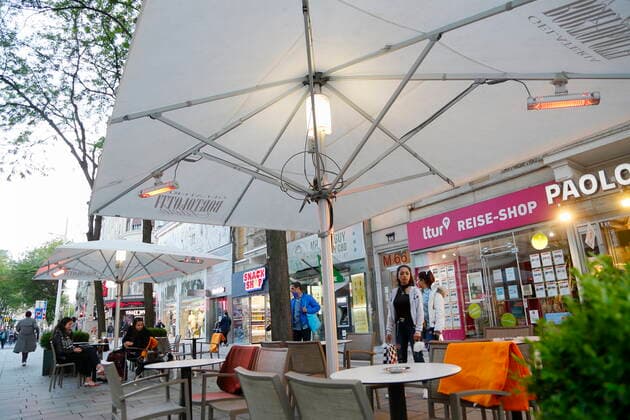 Corona - Pandemie: Wien öffnet Gastronomie Coronakrise: Wien öffnet Lokale Wien, Mariahilf, 20.05.2021 Gastgarten, Gastgärten, Schanigarten, Schanigärten, Besucher, Gäste, Restaurants, Bars, Öffnung Corona-Pandemie, Corona, Corona-Virus, CoV 2, Covid 19, Sars, Virus, Virusinfektion, Pandemie, CoronakriseKrise, Viruserkrankung, Coronavirus, SARS-CoV-2 beheizter Gastgarten auf der Mariahilferstraße Wien Austria