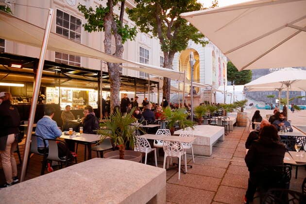 Corona - Pandemie: Wien öffnet Gastronomie Coronakrise: Wien öffnet Lokale Wien, Mariahilf, 20.05.2021 Gastgarten, Gastgärten, Schanigarten, Schanigärten, Besucher, Gäste, Restaurants, Bars, Öffnung Corona-Pandemie, Corona, Corona-Virus, CoV 2, Covid 19, Sars, Virus, Virusinfektion, Pandemie, CoronakriseKrise, Viruserkrankung, Coronavirus, SARS-CoV-2 Cafe Leopold Museumsquartier MQ Wien Austria