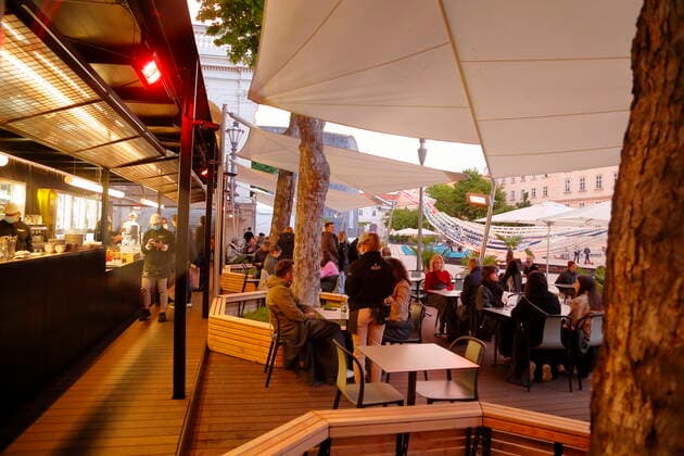 Corona - Pandemie: Wien öffnet Gastronomie Coronakrise: Wien öffnet Lokale Wien, Mariahilf, 20.05.2021 Gastgarten, Gastgärten, Schanigarten, Schanigärten, Besucher, Gäste, Restaurants, Bars, Öffnung Corona-Pandemie, Corona, Corona-Virus, CoV 2, Covid 19, Sars, Virus, Virusinfektion, Pandemie, CoronakriseKrise, Viruserkrankung, Coronavirus, SARS-CoV-2 Cafe Leopold Museumsquartier MQ Wien Austria