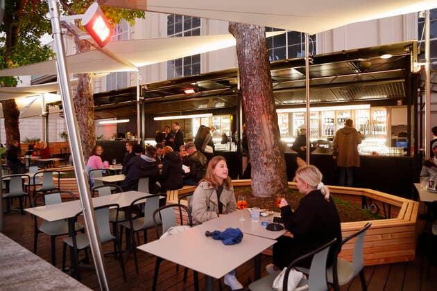 Corona - Pandemie: Wien öffnet Gastronomie Coronakrise: Wien öffnet Lokale Wien, Mariahilf, 20.05.2021 Gastgarten, Gastgärten, Schanigarten, Schanigärten, Besucher, Gäste, Restaurants, Bars, Öffnung Corona-Pandemie, Corona, Corona-Virus, CoV 2, Covid 19, Sars, Virus, Virusinfektion, Pandemie, CoronakriseKrise, Viruserkrankung, Coronavirus, SARS-CoV-2 Cafe Leopold Museumsquartier MQ Wien Austria